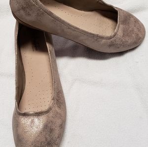 Clarks Size 10 Gold Flats / Ballet Pump